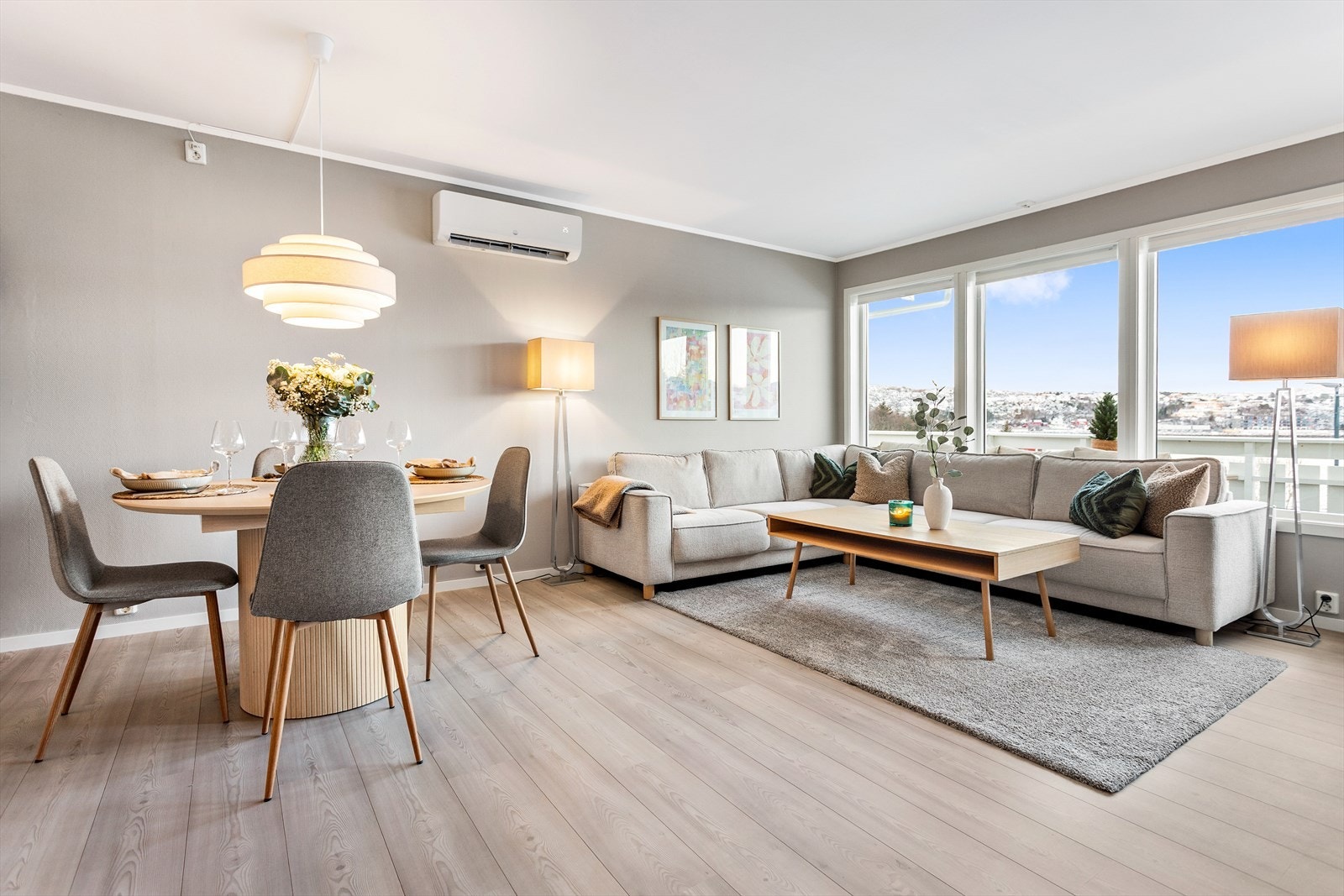 Innvendig har dagens eier bla malt opp alle vegger og satt inn varmepumpe som gir lun oppvarming Galleribilde