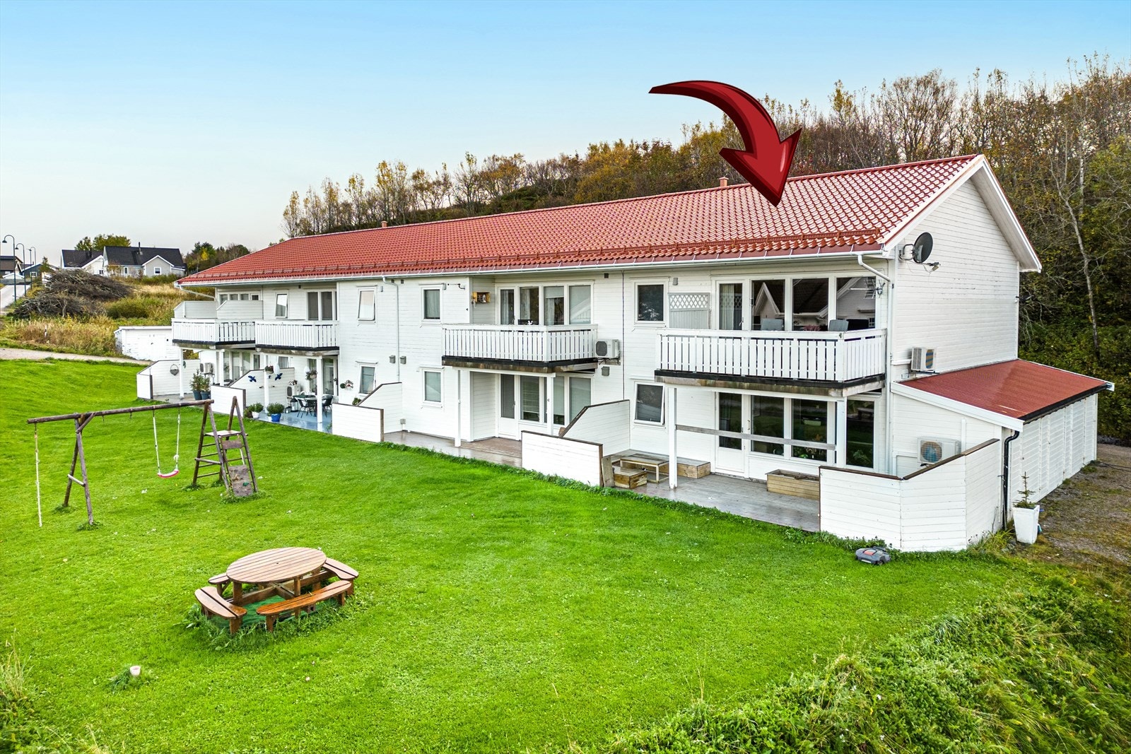 Flott grøntområde på fremsiden av boligen Galleribilde