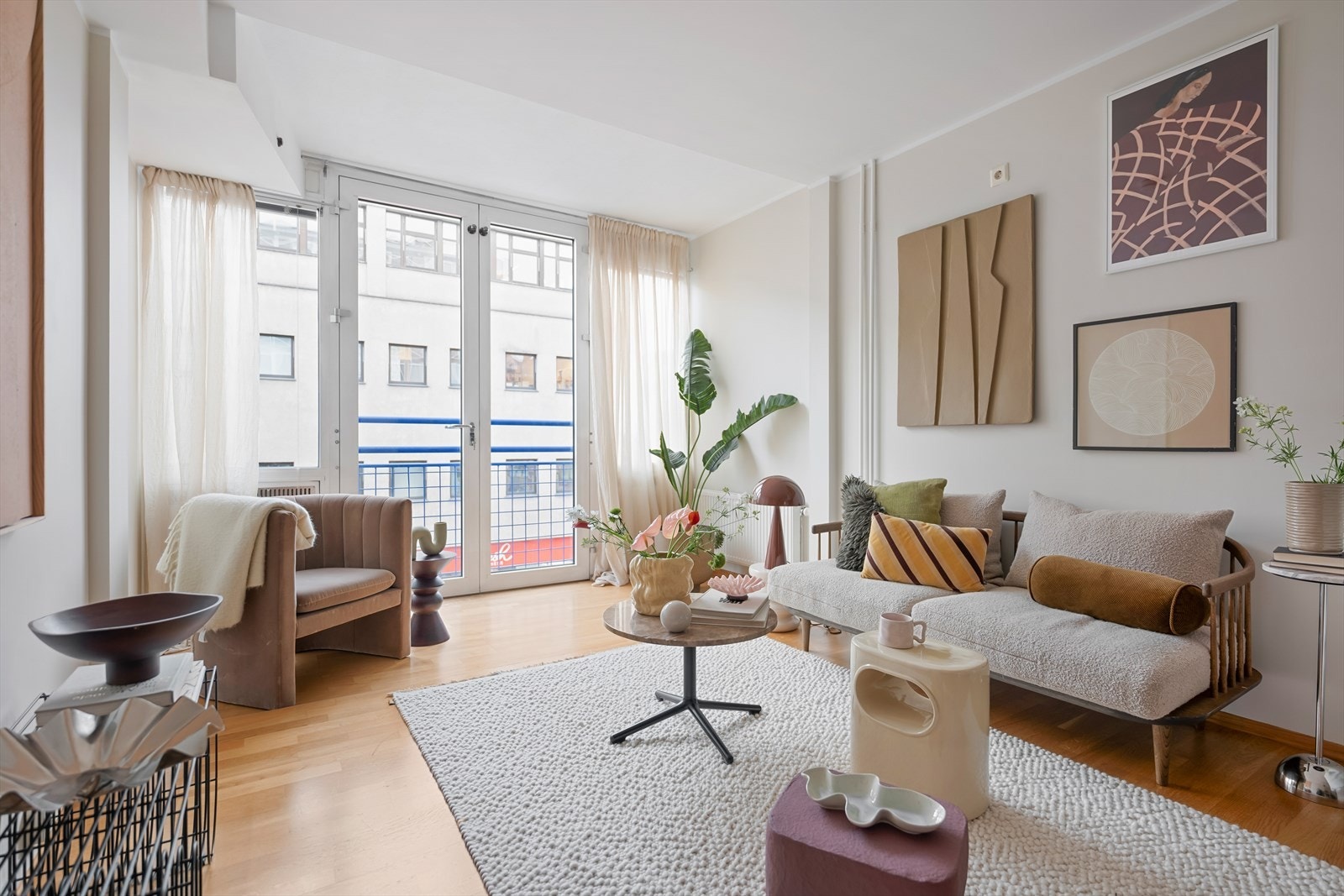 Stuen gir plass til både spisebord og sofagruppe, samt mediemøblement. Galleribilde