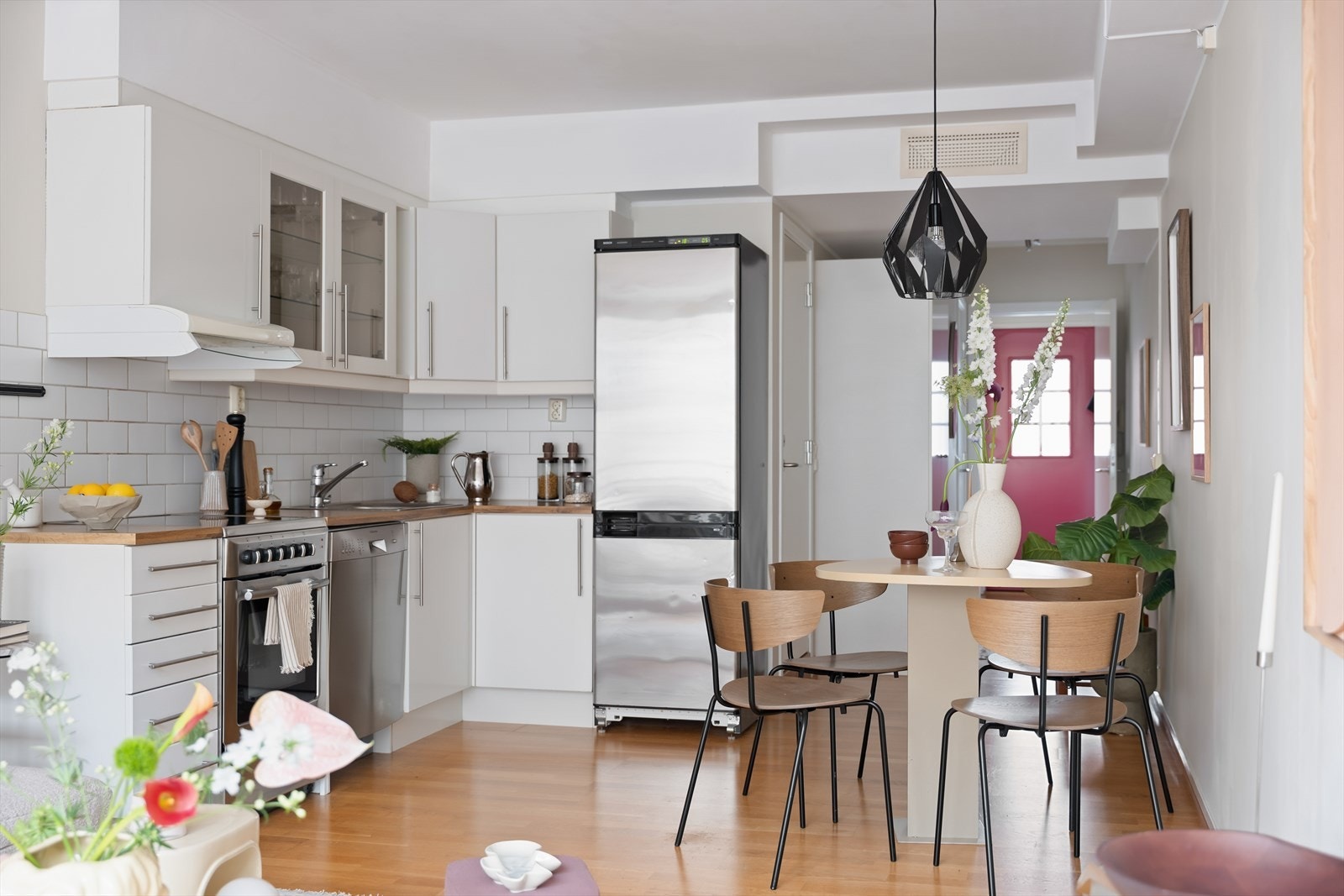 Den åpne løsningen gir plass til en hyggelig spiseplass i tilknytning til kjøkkenet. Galleribilde