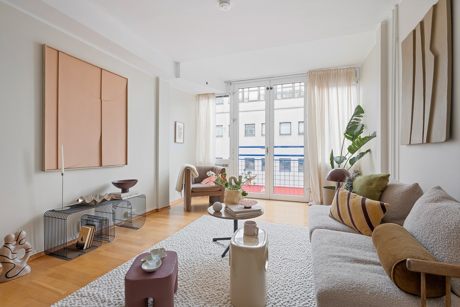 Boligens planløsning er gjennomgående med store vindusflater som slipper inn rikelig med naturlig lys. Galleribilde