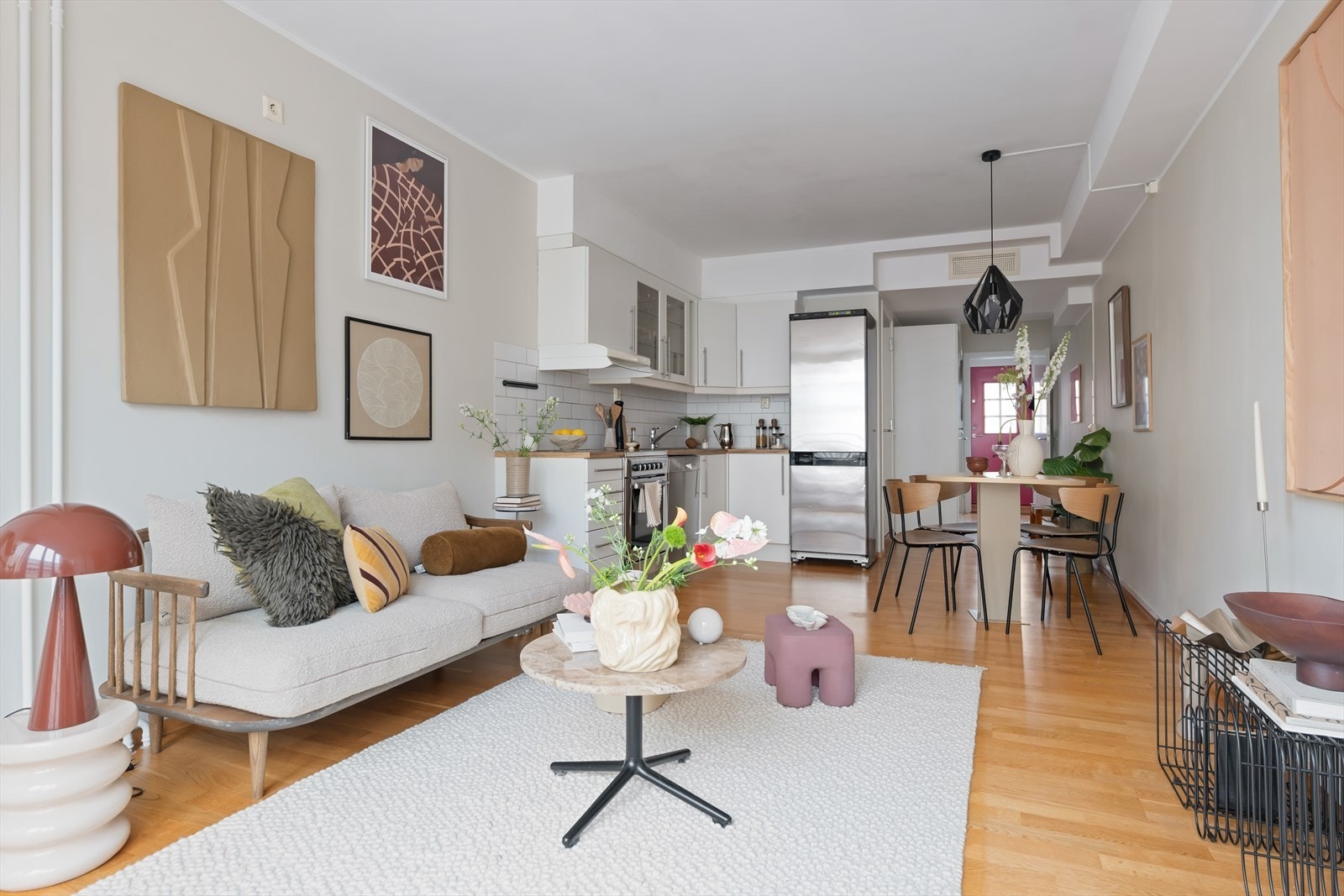 Den generøse takhøyden på 2,55 meter skaper en luftig atmosfære i oppholdsrommet. Galleribilde