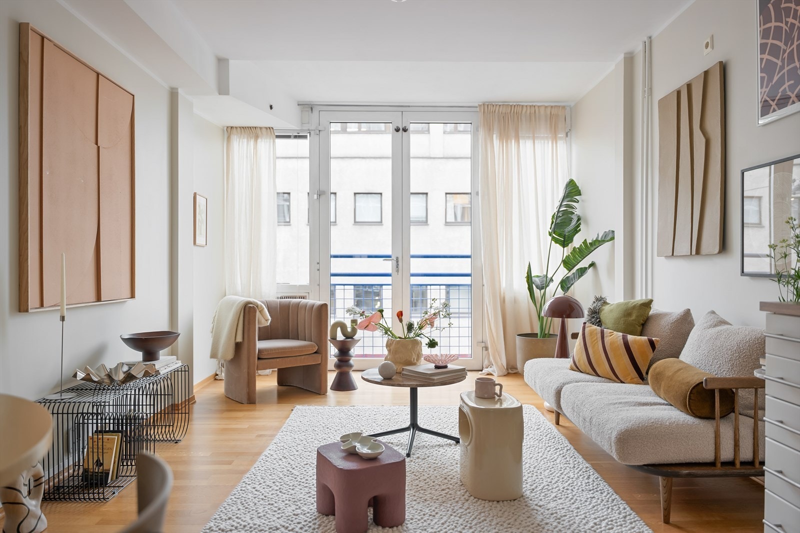 Leiligheten har 2-fløyet fransk balkongdør som gjør at du får en lys og åpen romfølelse, med gode lysforhold store deler av dagen. Galleribilde