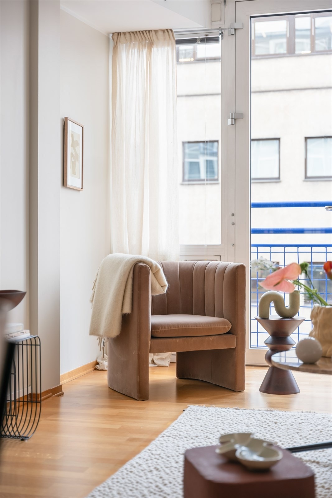 Felleskostnadene inkluderer fyring og varmtvann (fjernvarme), samt basispakke for internett, noe som gir forutsigbare boutgifter. Galleribilde