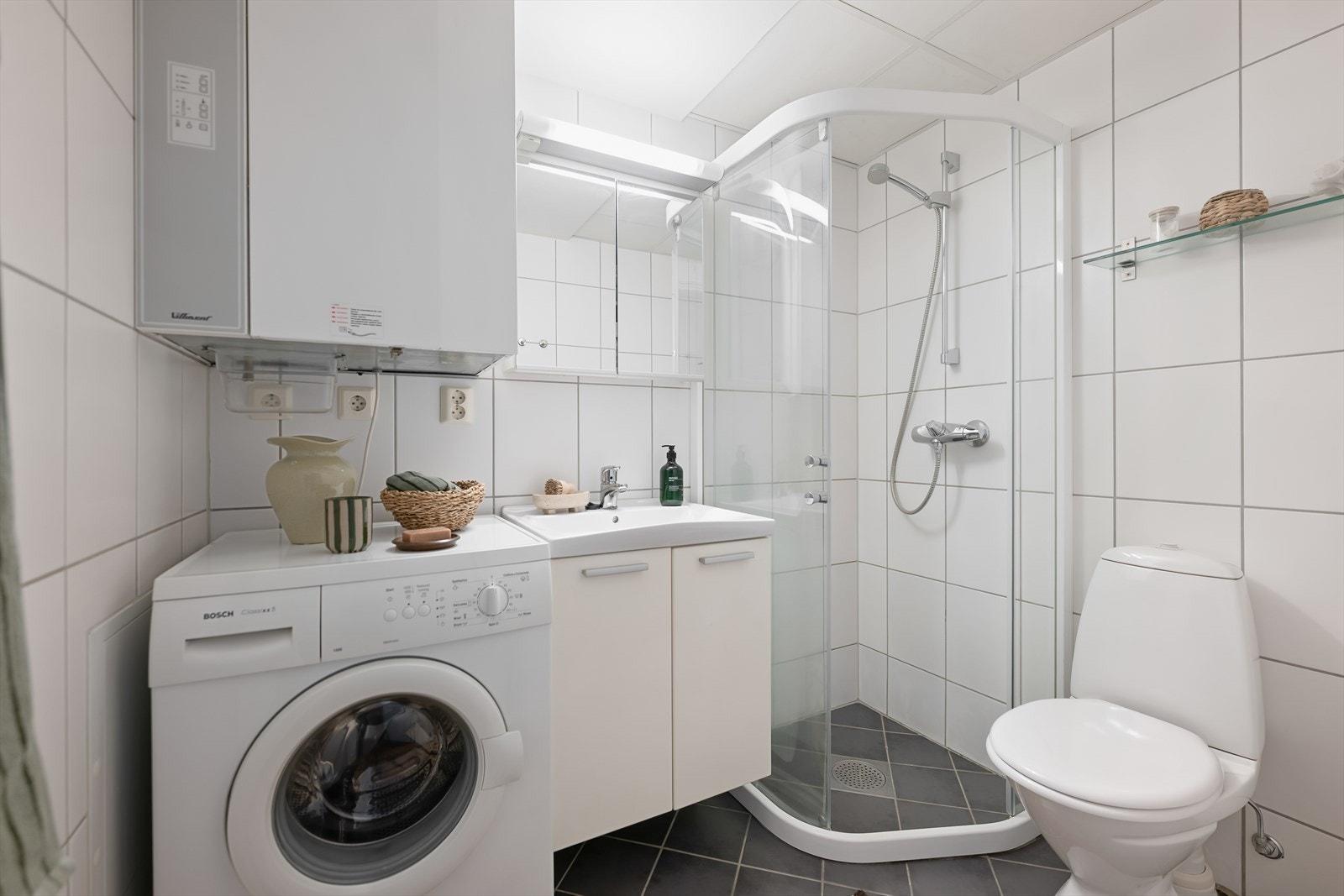 Her er det opplegg for vaskemaskin og balansert ventilasjon for et godt inneklima. Galleribilde