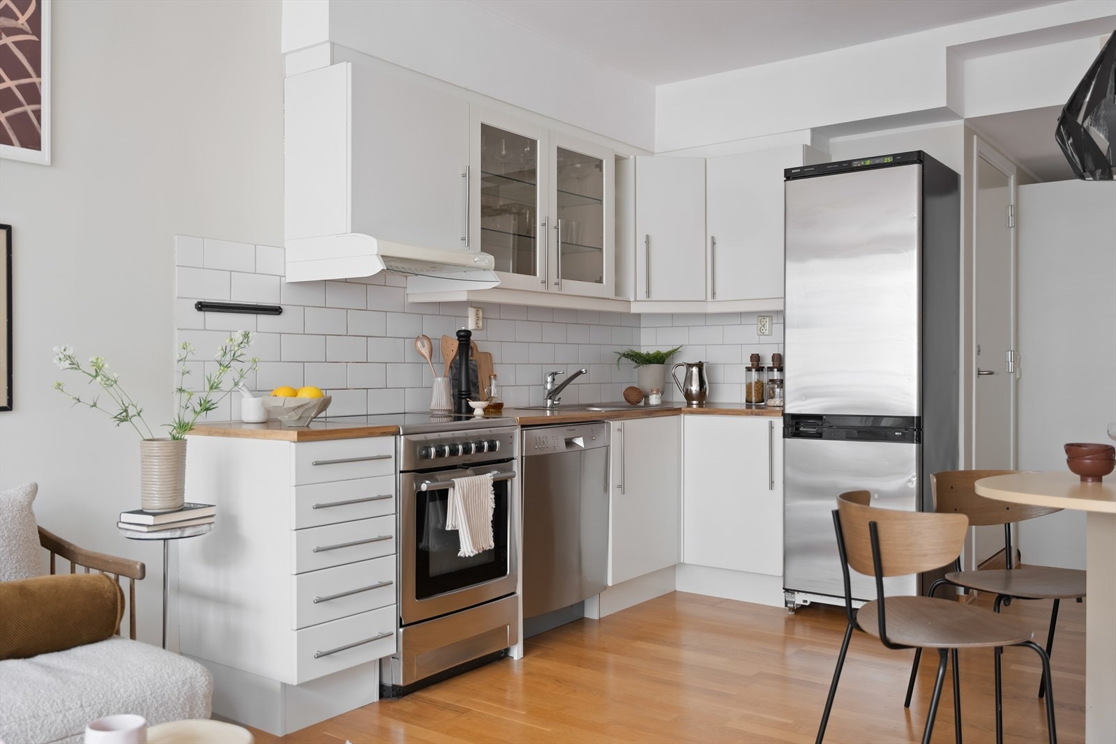 En lys og arealeffektiv leilighet med åpen stue- og kjøkkenløsning. Galleribilde