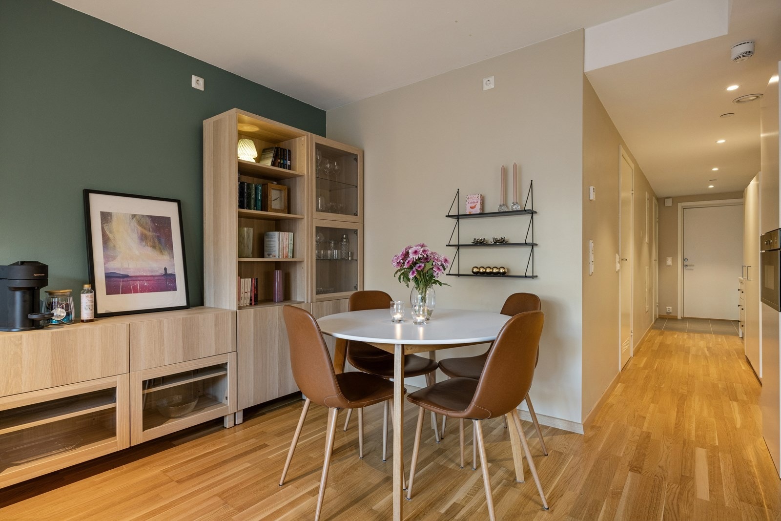 Leiligheten har en arealeffektiv planløsning. Her er det god plass til en større spisegruppe, med mulighet for å utvide når venner og familie inviteres hjem på middag. Galleribilde