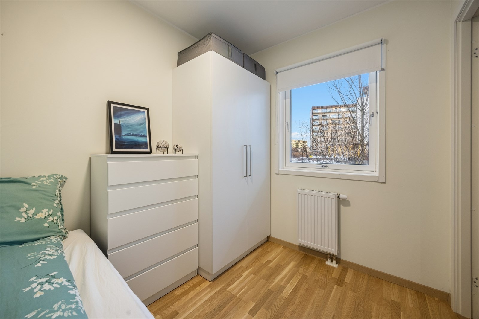 Et behagelig rom med mulighet for god oppbevaring og rolig atmosfære. Galleribilde