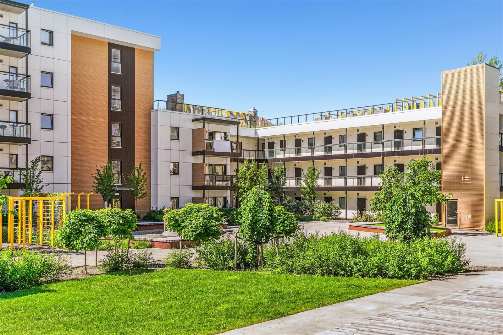 Fellesområdet er pent opparbeidet med frodige vekster, internstier og lekeapparater. På sommerhalvåret viser vekstene seg i flotte fargekombinasjoner. Galleribilde