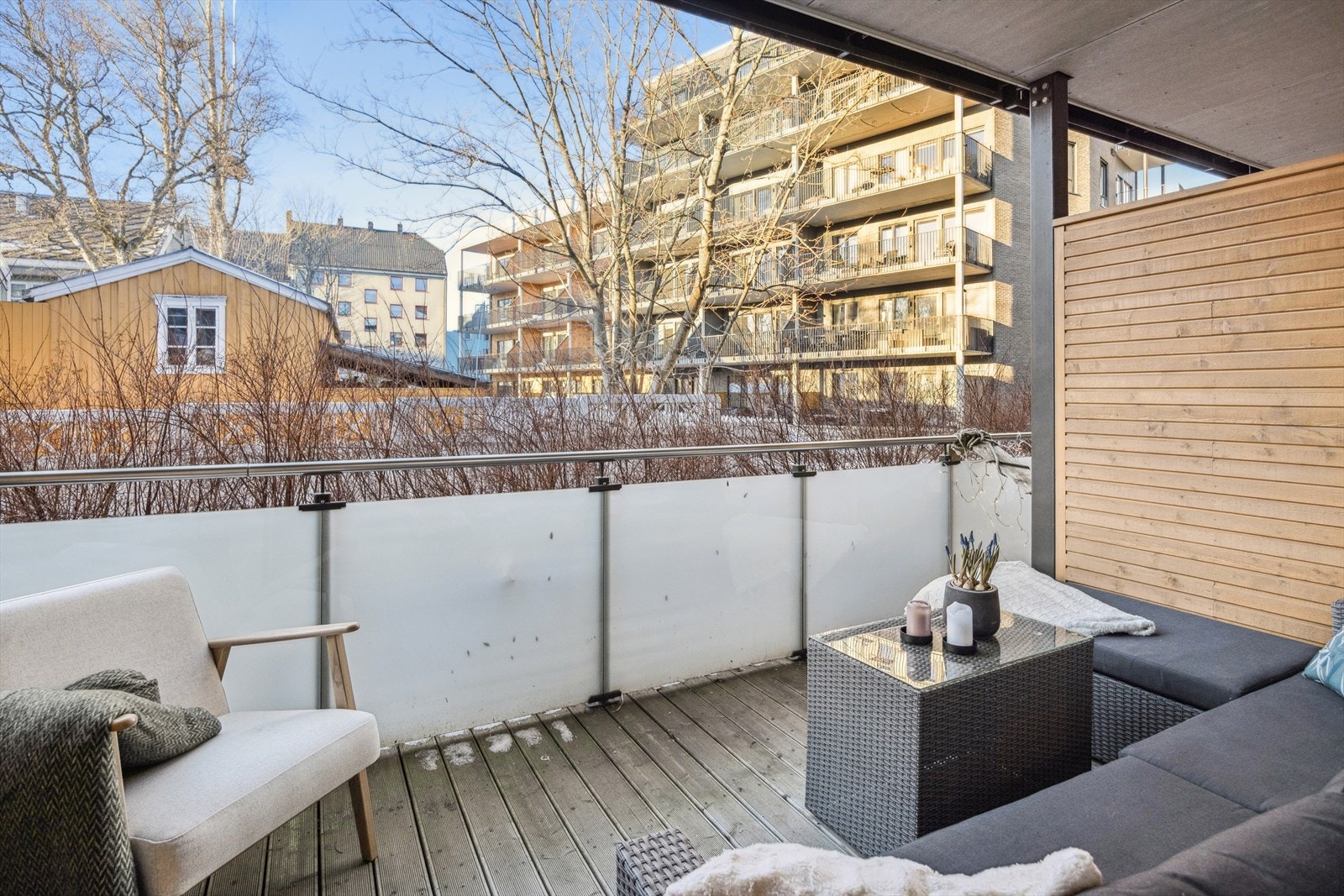 Med en vestvendt beliggenhet kan du nyte av gode solforhold på ettermiddag og kveld. Den overbygde terrassen har god plass til hagemøbler. Galleribilde