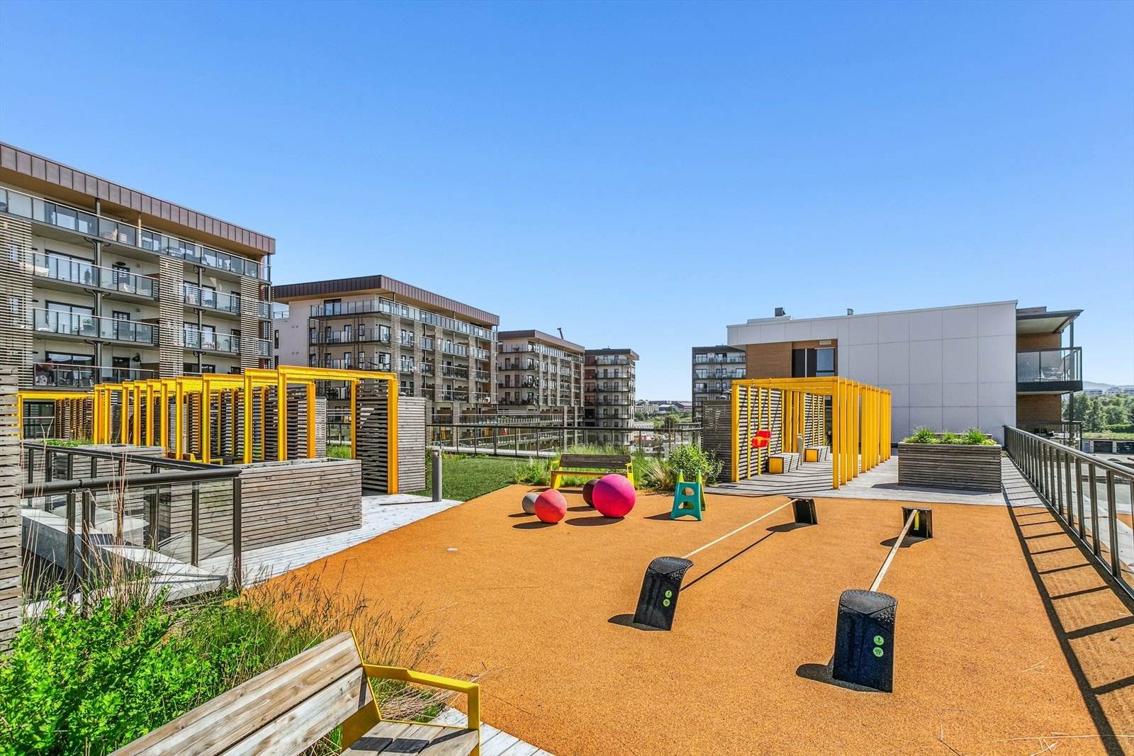 Den private terrassen suppleres av en herlig felles takterrasse med svært gode sol- og utsiktsforhold. Galleribilde