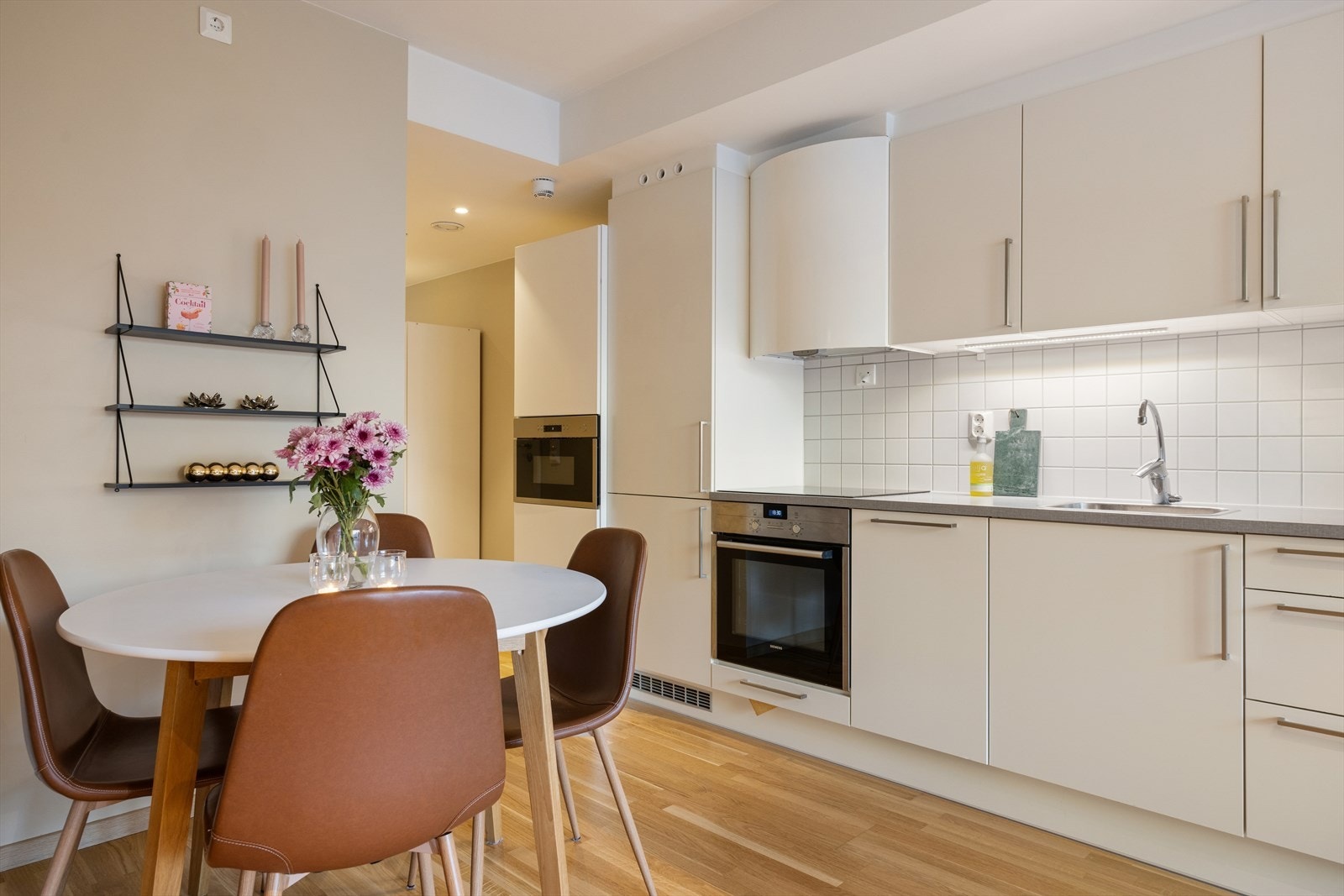 Kjøkkenet er moderne utstyrt med integrerte hvitevarer, som gir en helhetlig og stilrent uttrykk. Galleribilde