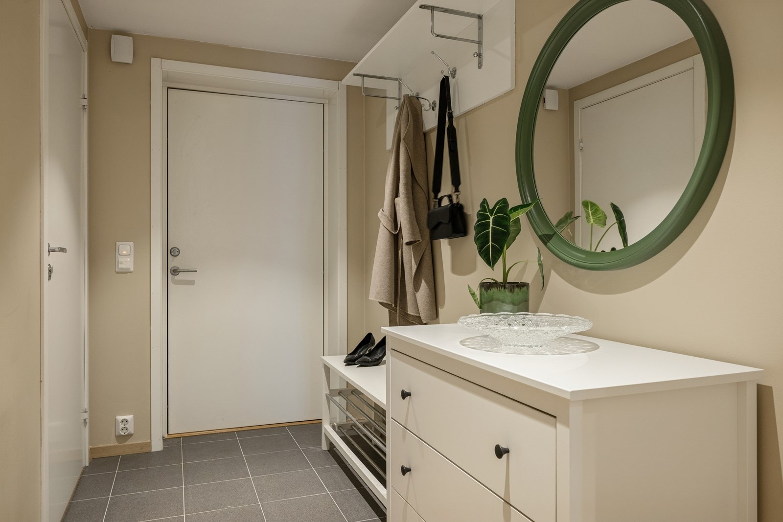 Innbydende flislagt éntre med god plass til å henge fra seg yttertøy og plassere fottøy. Galleribilde