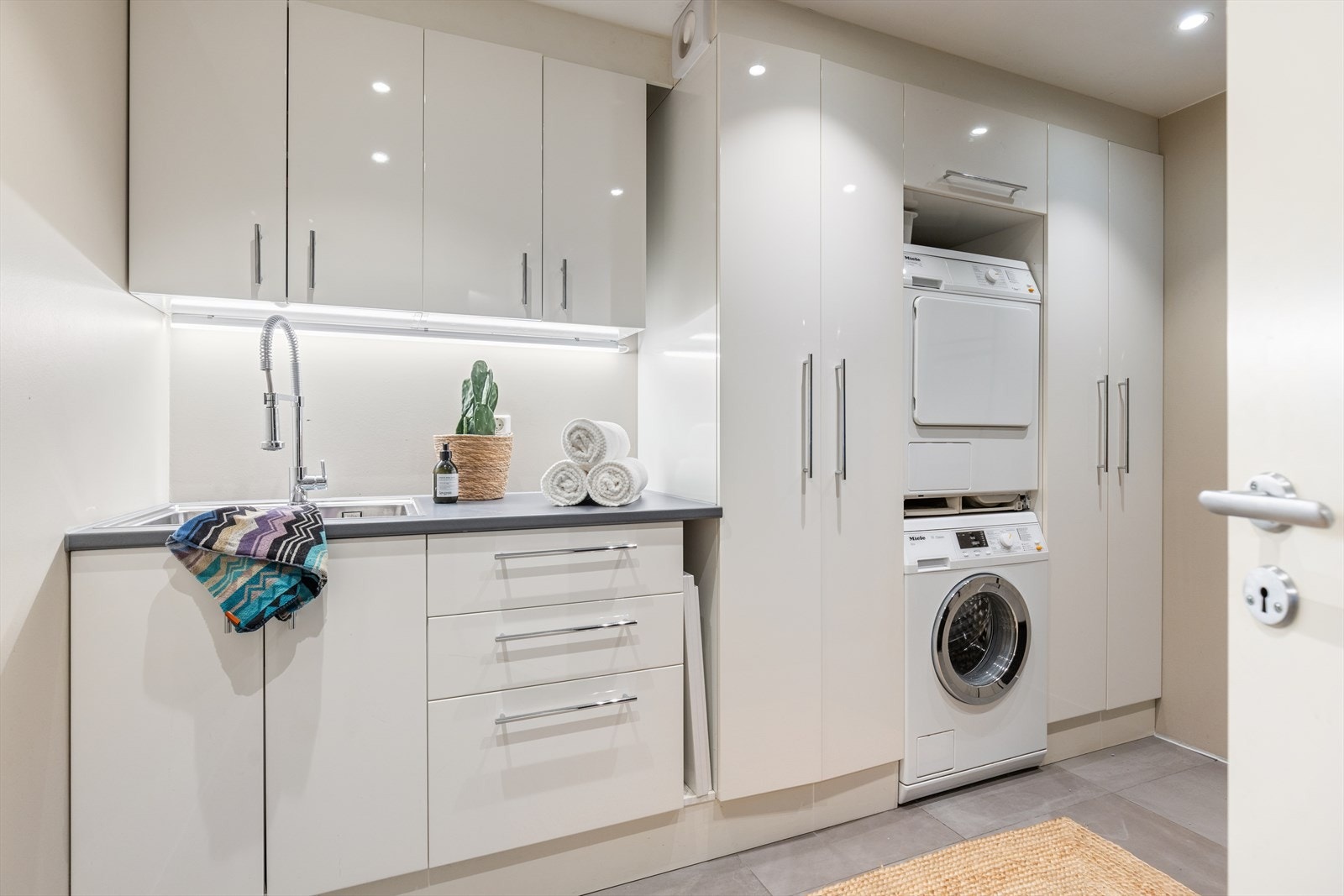 Separat vaskerom, også renovert i 2018, med opplegg for vaskesøyle og mye skapplass. Rommet er ikke godkjent. Se pkt. "ferdigattest" i salgsoppgaven for mer informasjon. Galleribilde