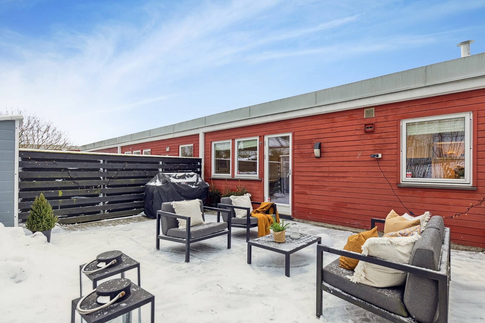 Her bor du i et rolig nabolag på Lysejordet, med bilfri vei til skolen og umiddelbar nærhet til Lysakerelvas idylliske turstier. Galleribilde