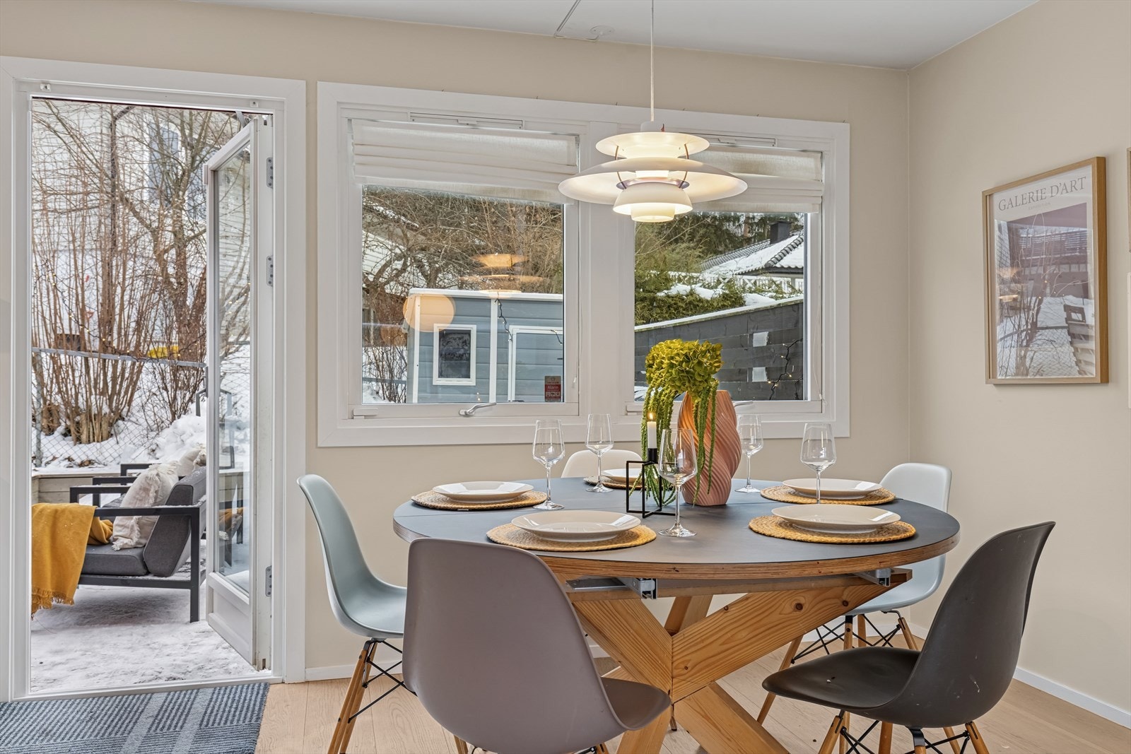 Spisestuen er plassert med direkte utgang til den store markterrassen. Galleribilde