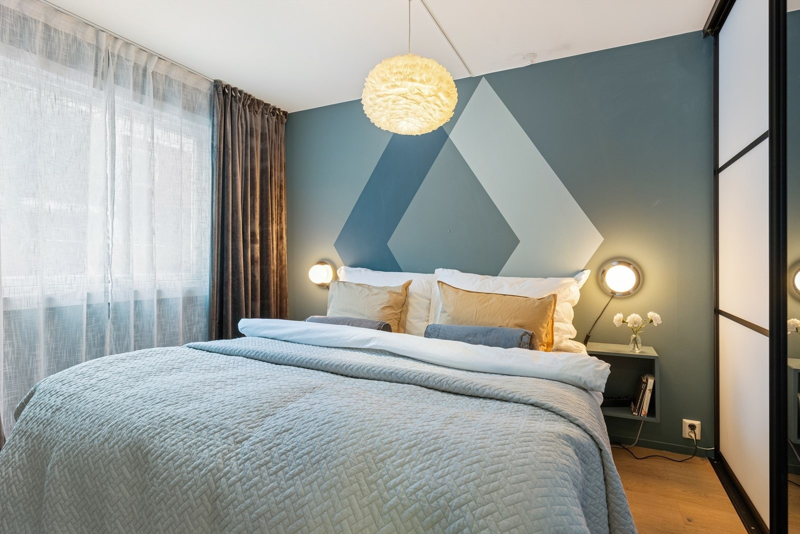 Hovedsoverommet i underetasjen er romslig med plass til dobbeltseng. Galleribilde