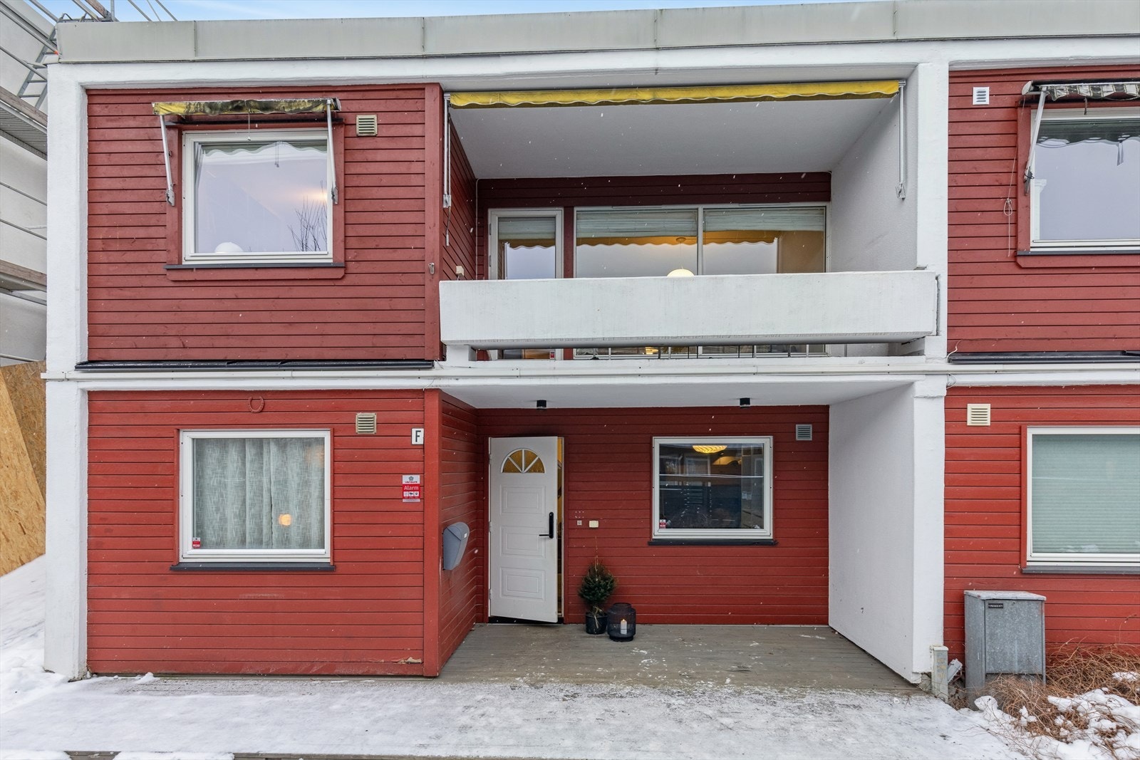 Dette er et vesentlig oppgradert rekkehus over to plan med familievennlig beliggenhet og to flotte uteplasser. Galleribilde