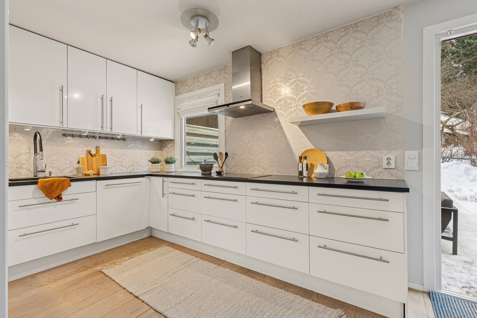 Alle hvitevarer er integrerte og består av stekeovn, induksjonstopp, oppvaskmaskin og kjøleskap, i tillegg til effektiv ventilator med utluft. Galleribilde