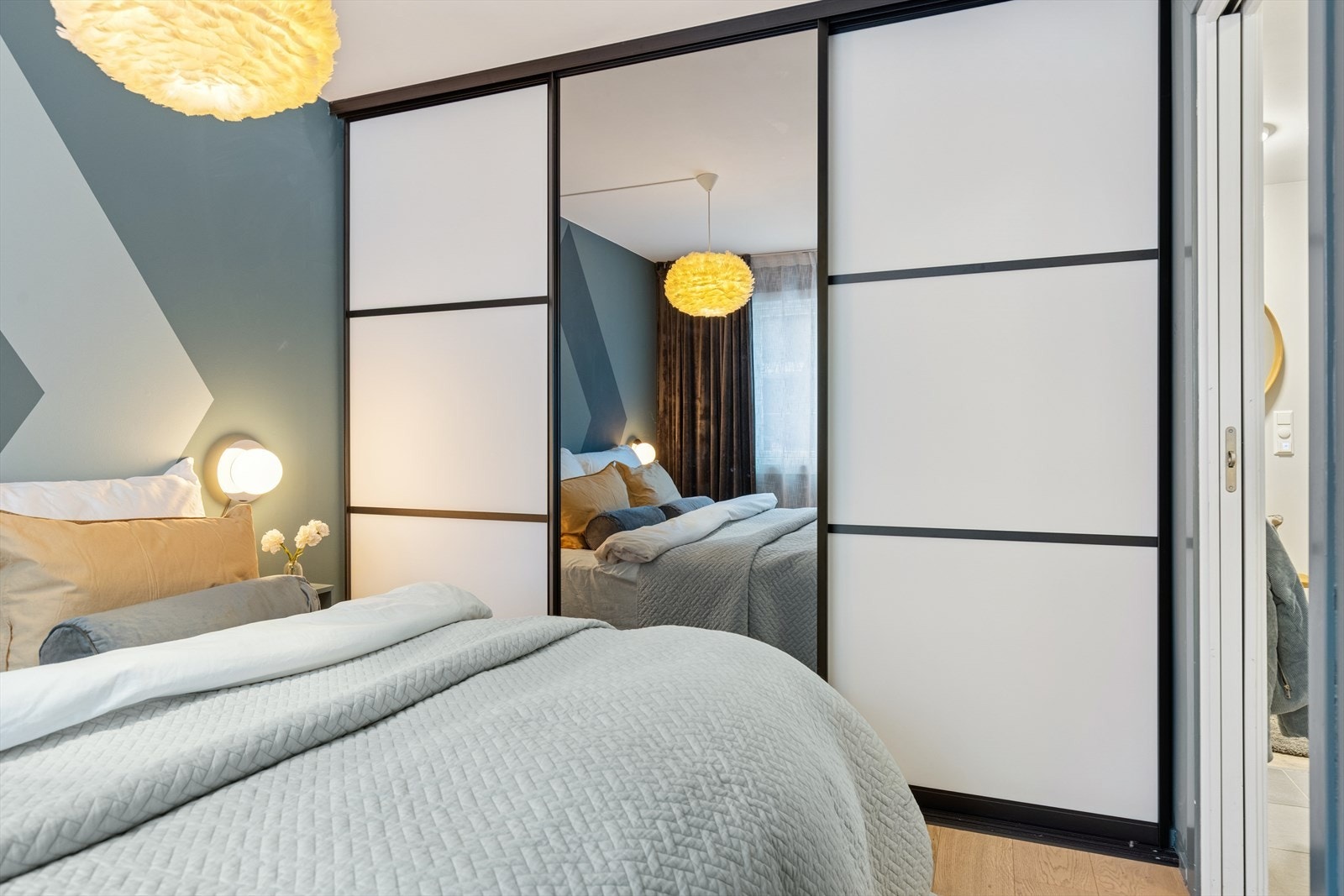 En stor skyvedørsgarderobe med speilfronter gir rikelig med oppbevaringsplass. Galleribilde