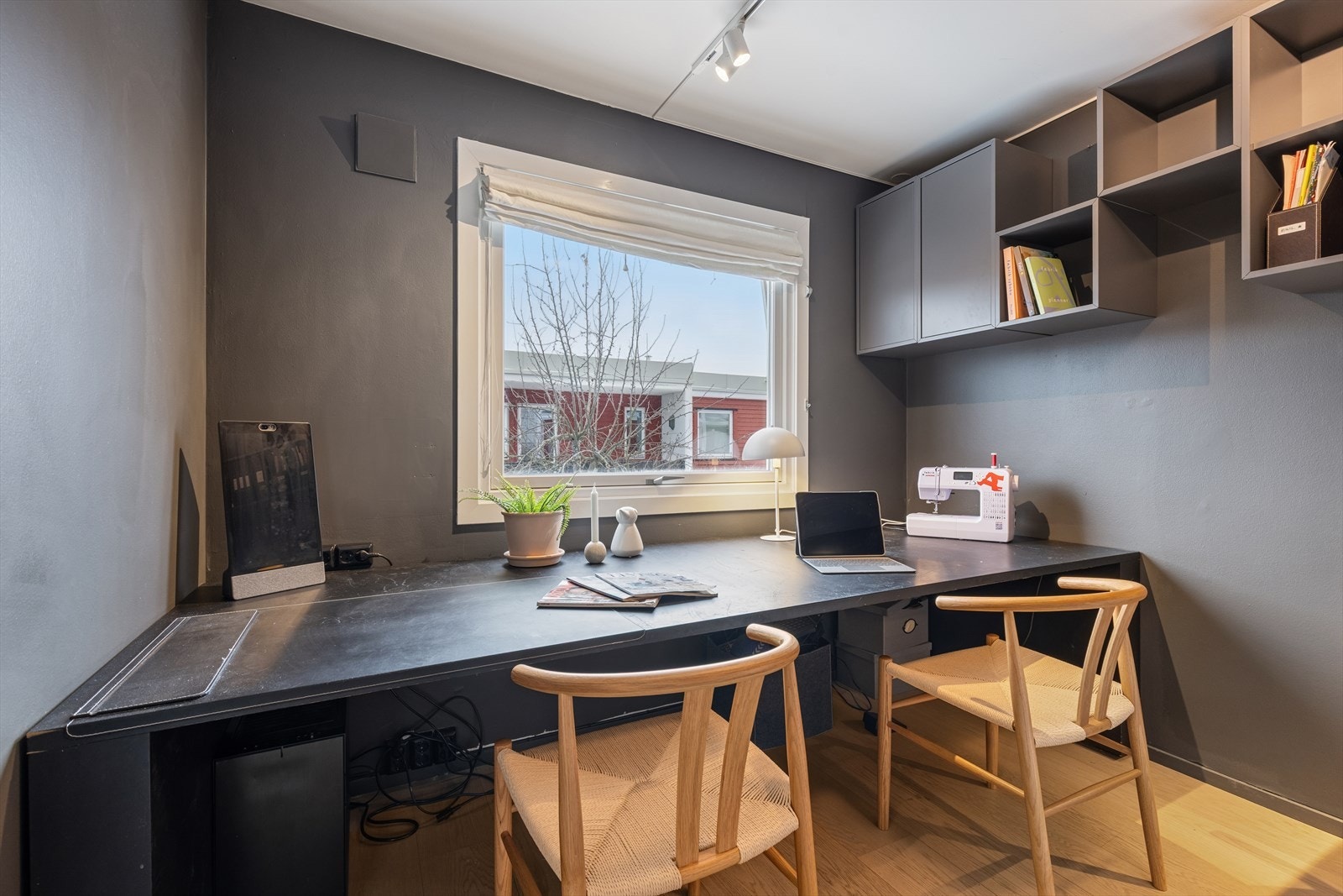 Første etasje har et rom som egner seg godt som kontor eller gjesterom. Galleribilde