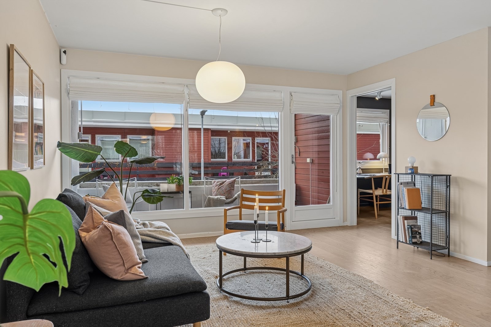 Belysningen er oppgradert med moderne dimmere tilknyttet "Plejd" for app-styring. Galleribilde