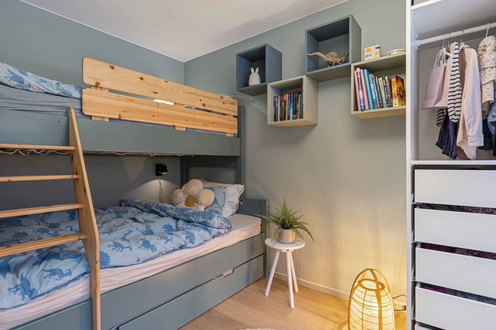 Det andre soverommet i etasjen er et lunt og fint barnerom. Galleribilde