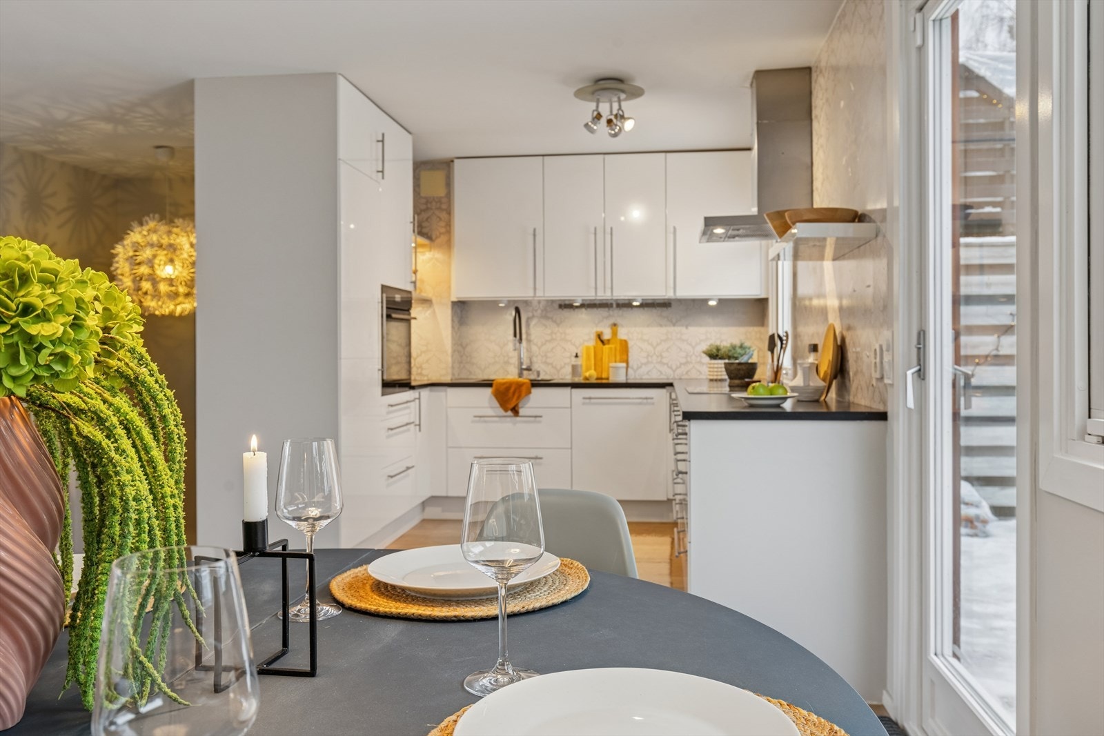 Den åpne løsningen skaper en sosial sone mellom kjøkken og stue. Galleribilde