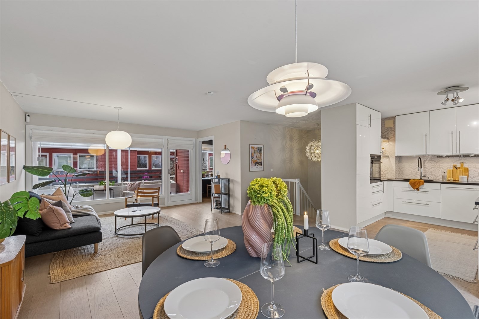 Rommet er lett å møblere med soner for både spisebord og sofagruppe. Galleribilde