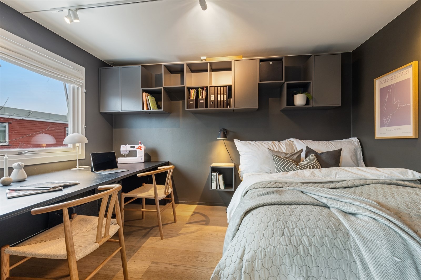 Rommet har plass til både arbeidsstasjon og en sengeløsning. Galleribilde