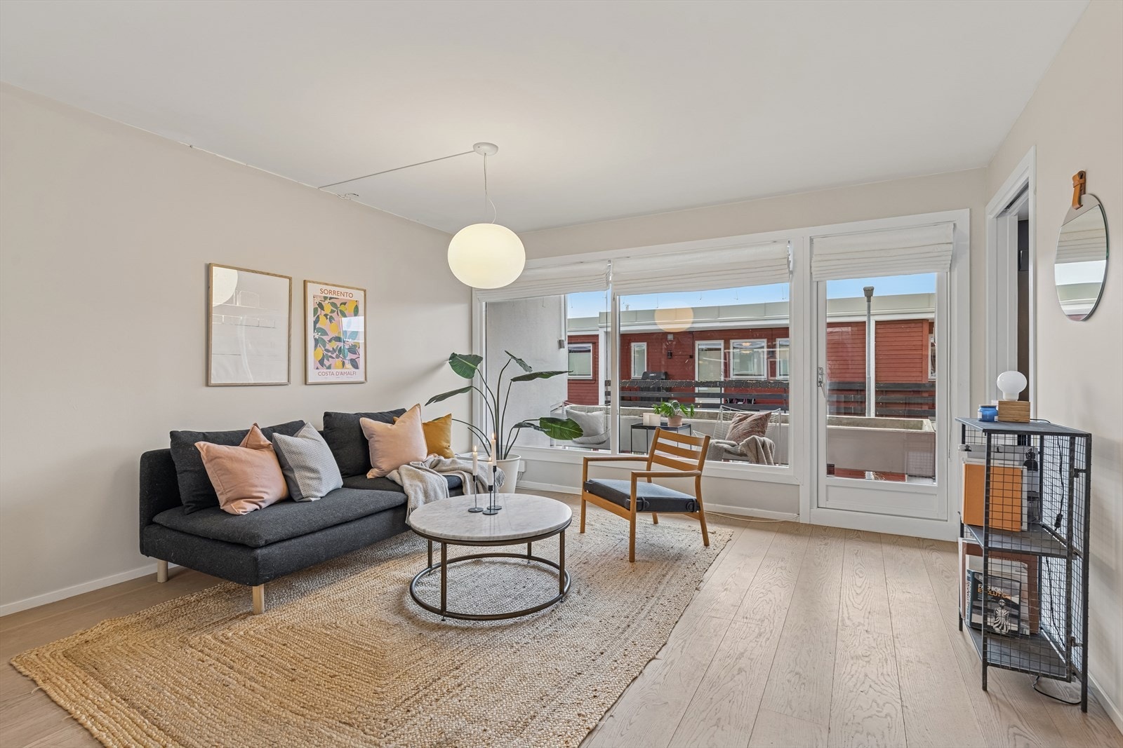 Gulvet er lagt med delikat 1-stavs hvitpigmentert eikeparkett. Galleribilde