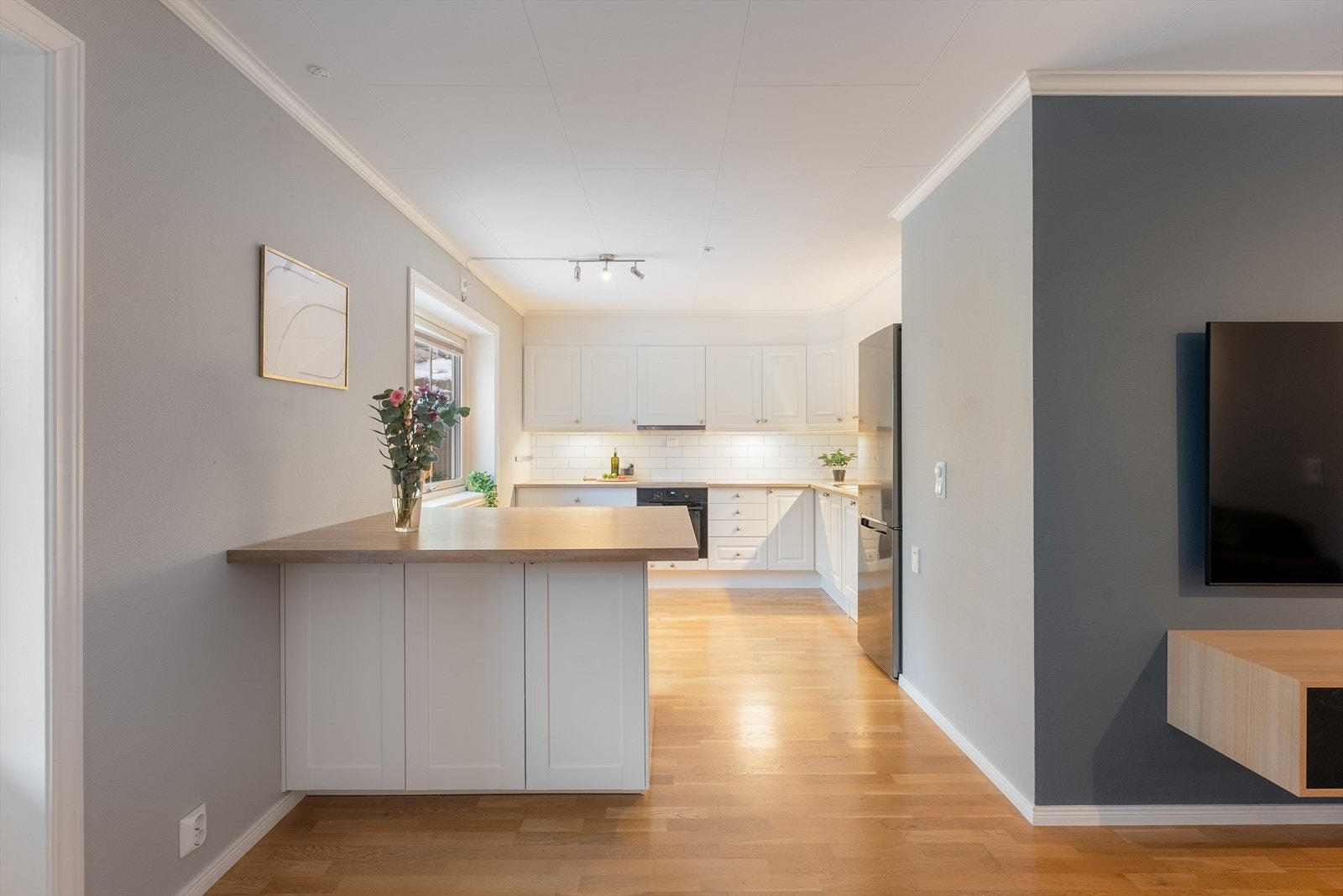 Kjøkkenet har innredning med en kombinasjon av glatte og profilerte fronter Galleribilde