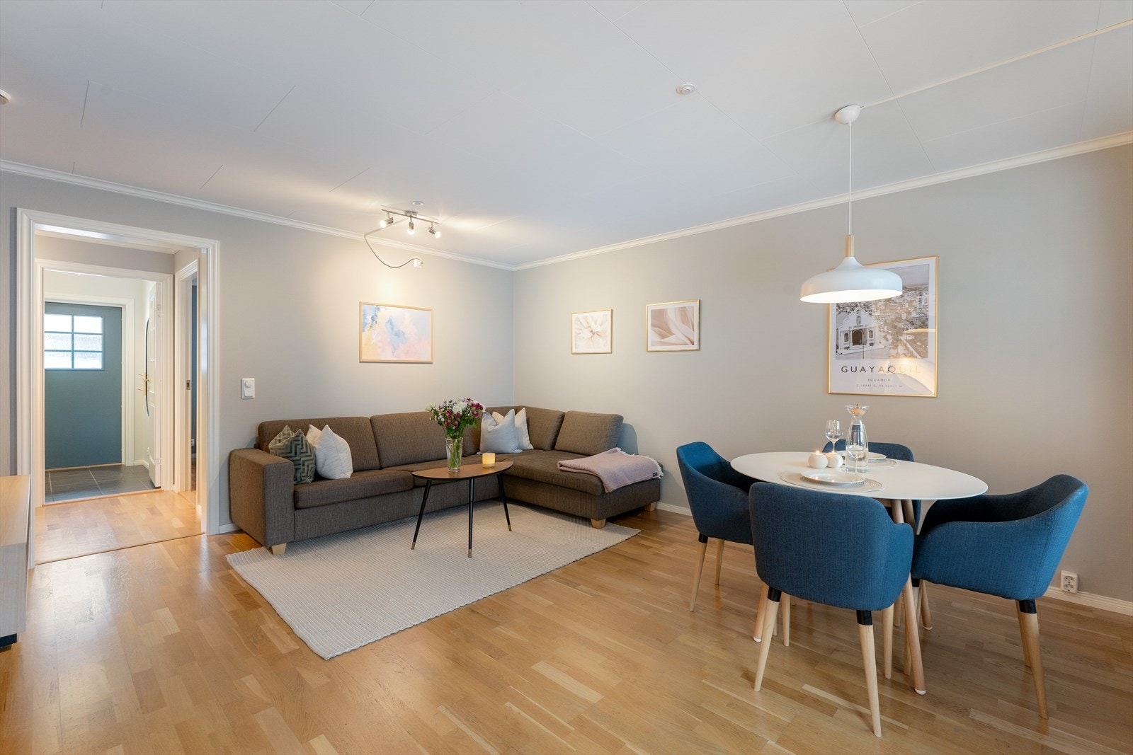 Gulvet er belagt med parkett og vannbåren gulvvarme. Galleribilde