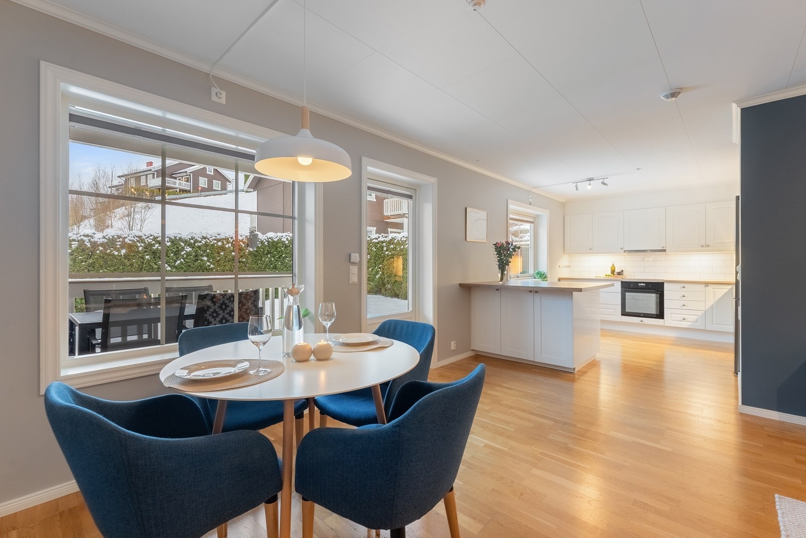 Spiseplassen ligger i naturlig forlengelse av kjøkkenet og har plass til et stort spisebord. Galleribilde