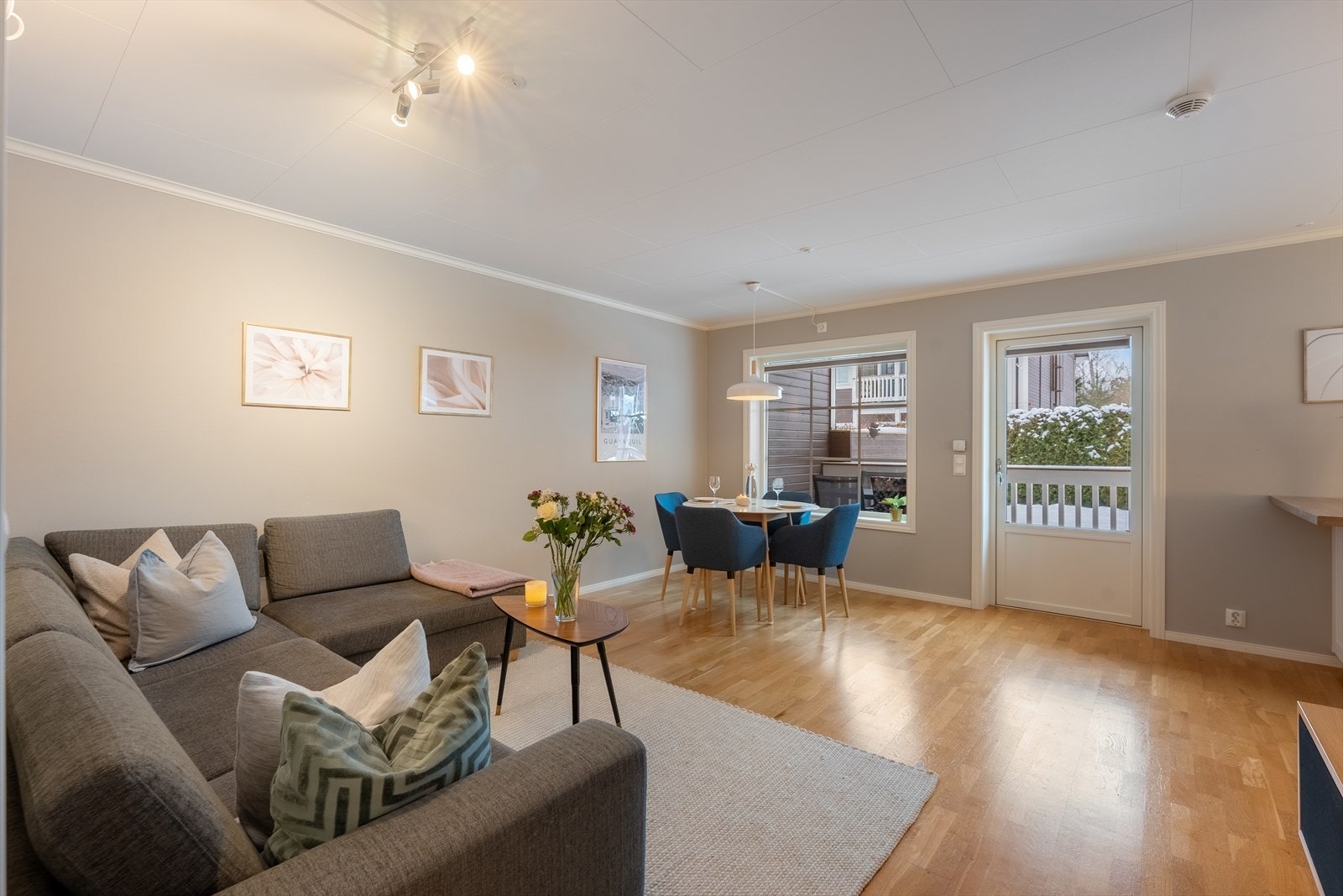 Det er god plass til sofagruppe med tilhørende mediamøbler. Galleribilde