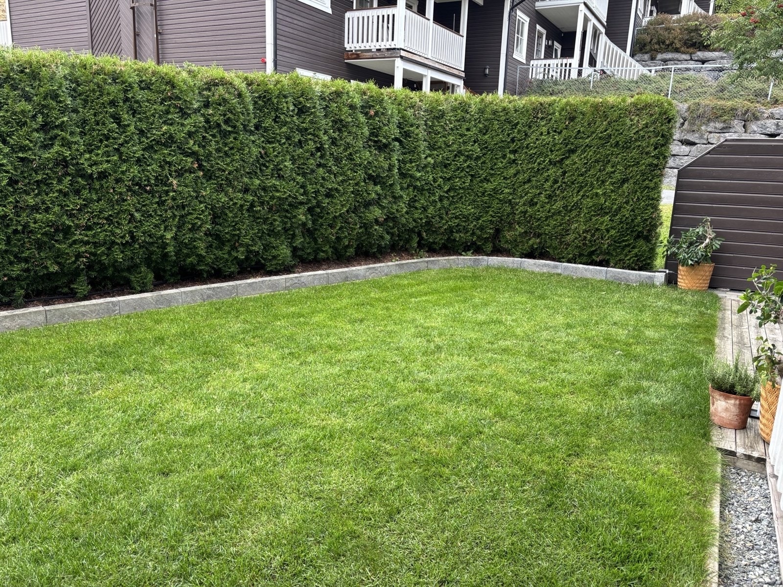 Skjermet og pent beplantet. Galleribilde