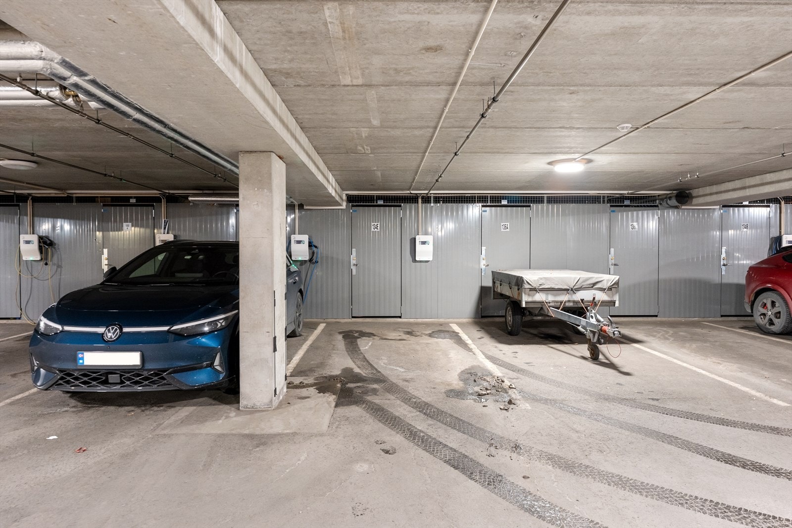 2 parkeringsplasser i felles garasjeanlegg. Garasjeplass nr 2 ble kjøpt i ettertid og kan om ønskelig selges internt i sameiet. Galleribilde