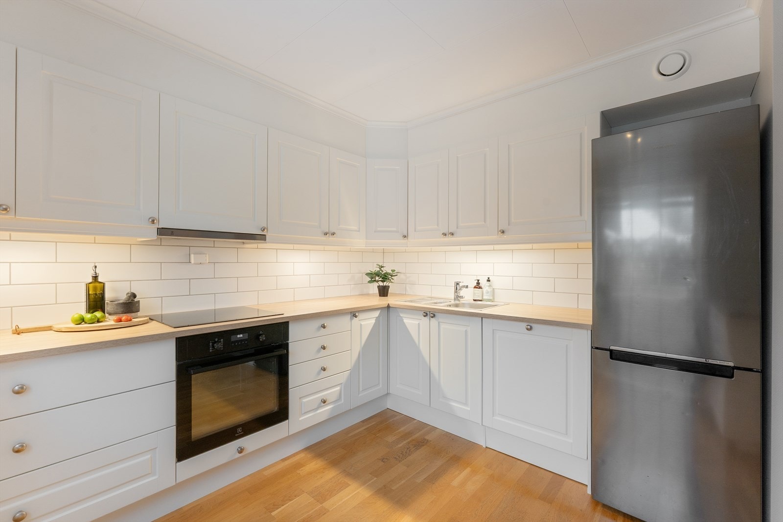 Store arbeidsflater og mye oppbevaringsplass. Galleribilde