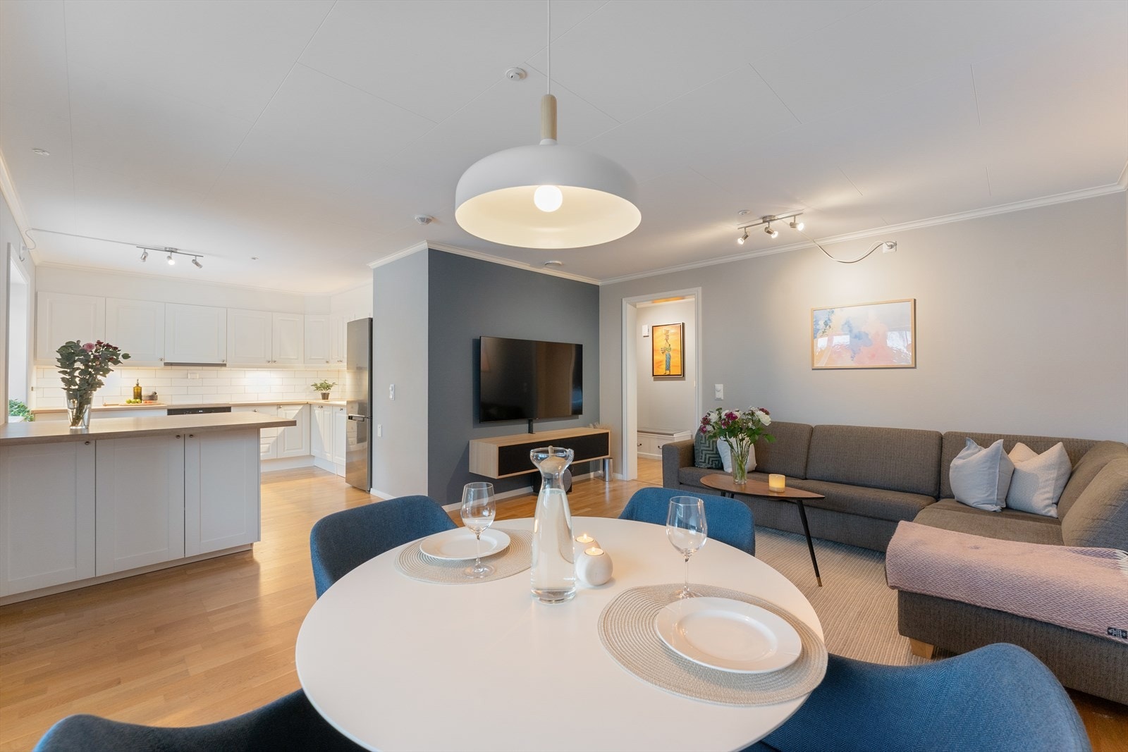 Stuen er utformet i åpen løsning mot spiseplass og kjøkken, noe som gir en luftig romfølelse og god flyt mellom sonene. Galleribilde