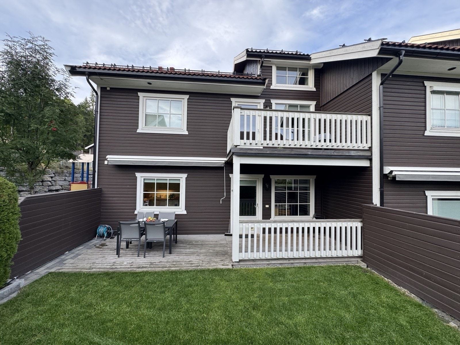 Terrasse på 16 kvm og hage. Galleribilde