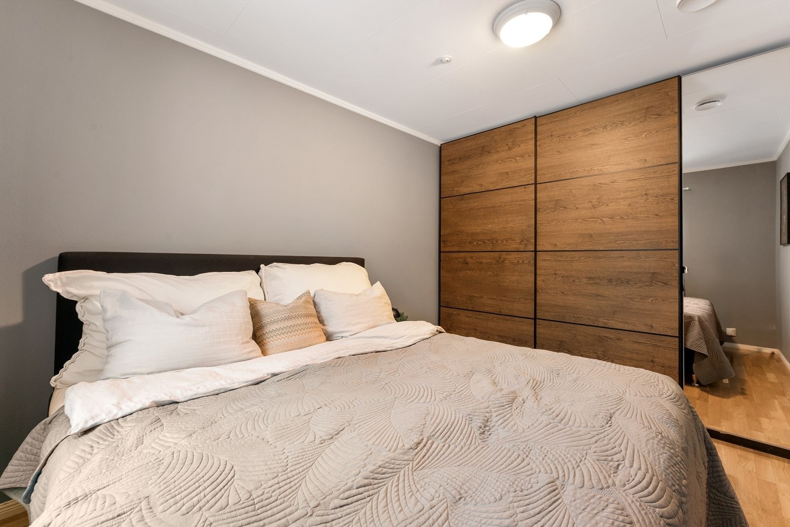 Hovedsoverommet er av god størrelse med montert skyvedørsgarderobe. Galleribilde