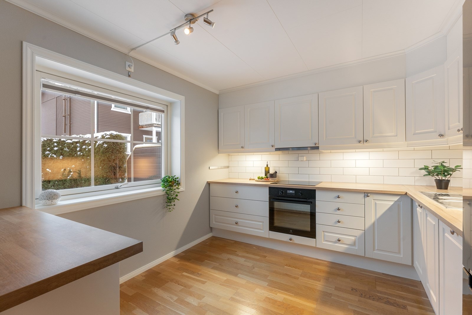 Det er utstyrt med kjøl/fryseskap, oppvaskmaskin, platetopp og stekeovn. Galleribilde