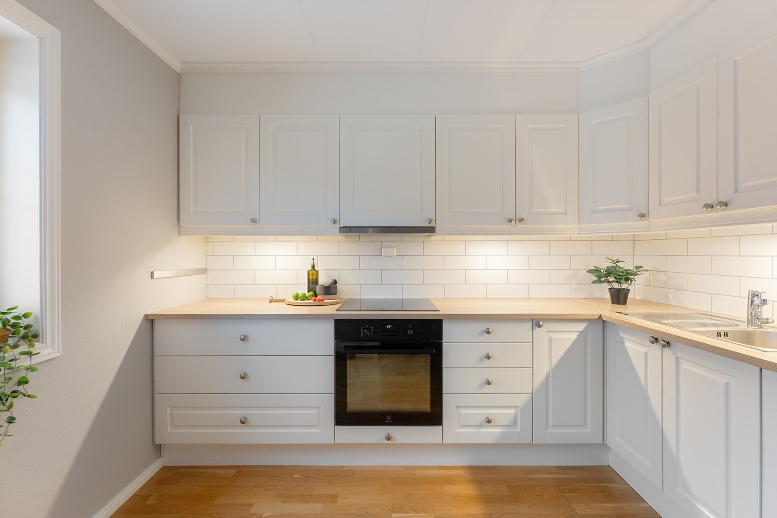 Praktisk utformet med innredning langs to vegger og utstikker. Galleribilde