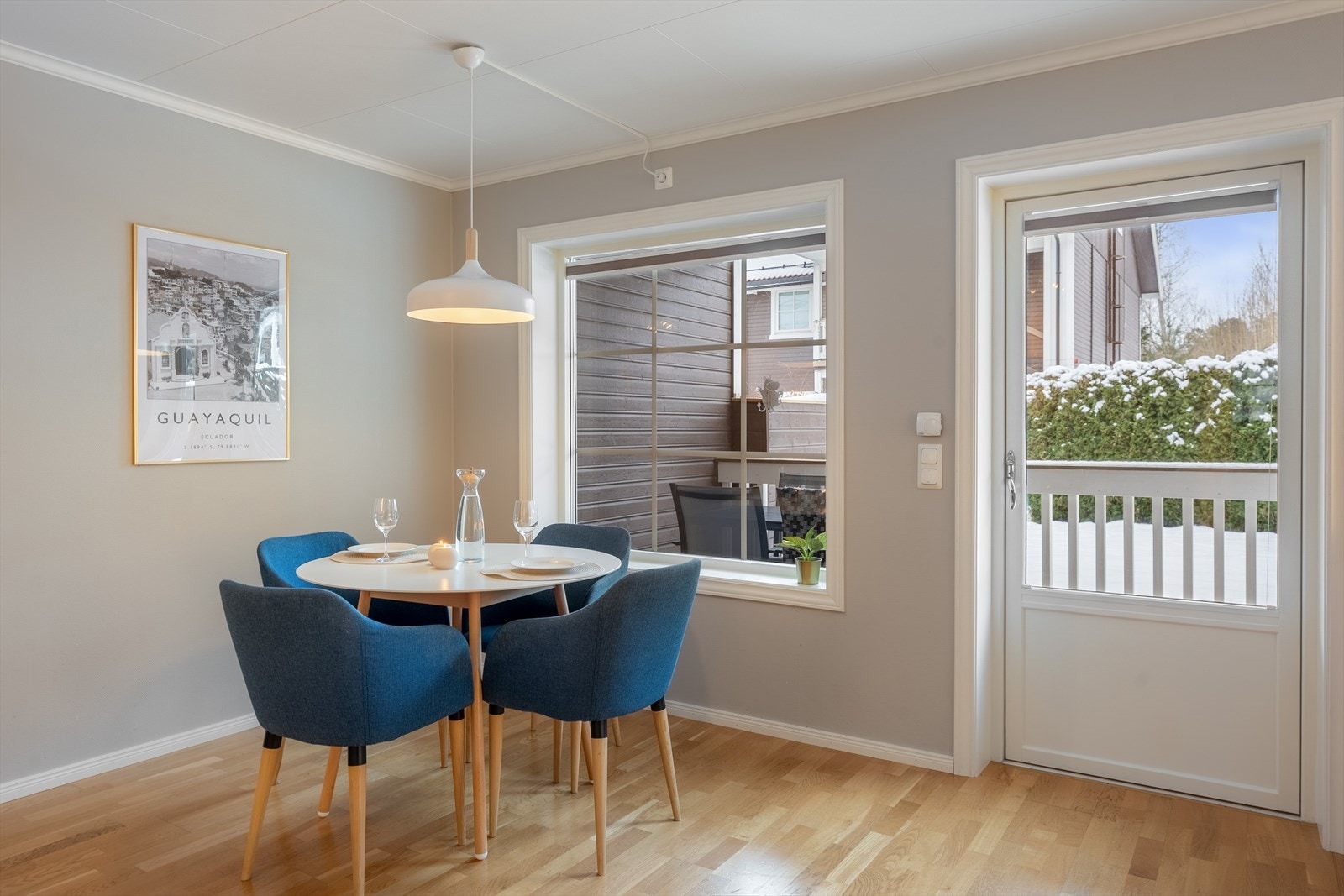 Fra terrassen kommer man inn i stuen. Galleribilde