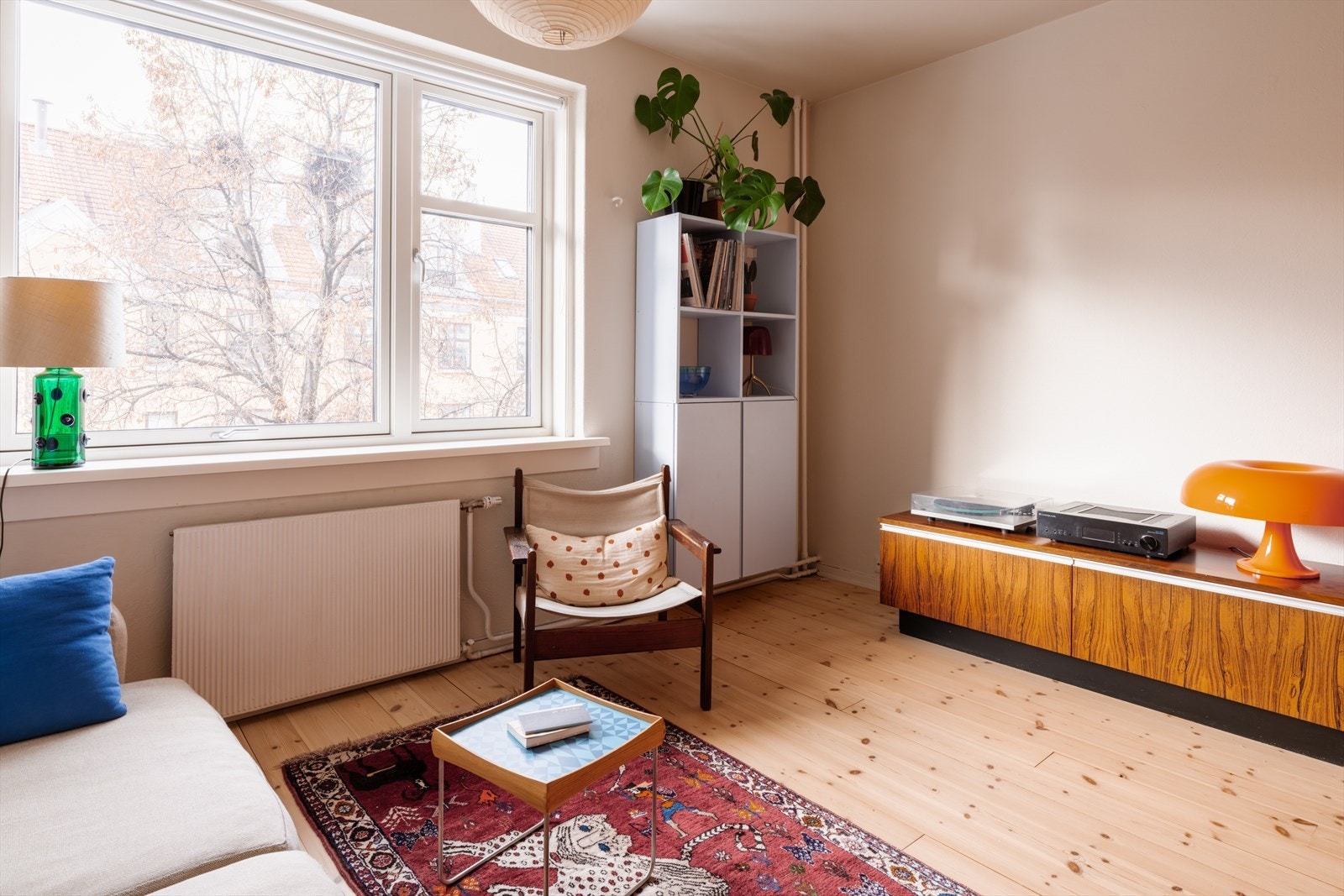 Velkommen til en lys og sjarmerende leilighet, beliggende fint til i byggets 3. etasje, rett ved Botanisk Hage på Tøyen. Galleribilde