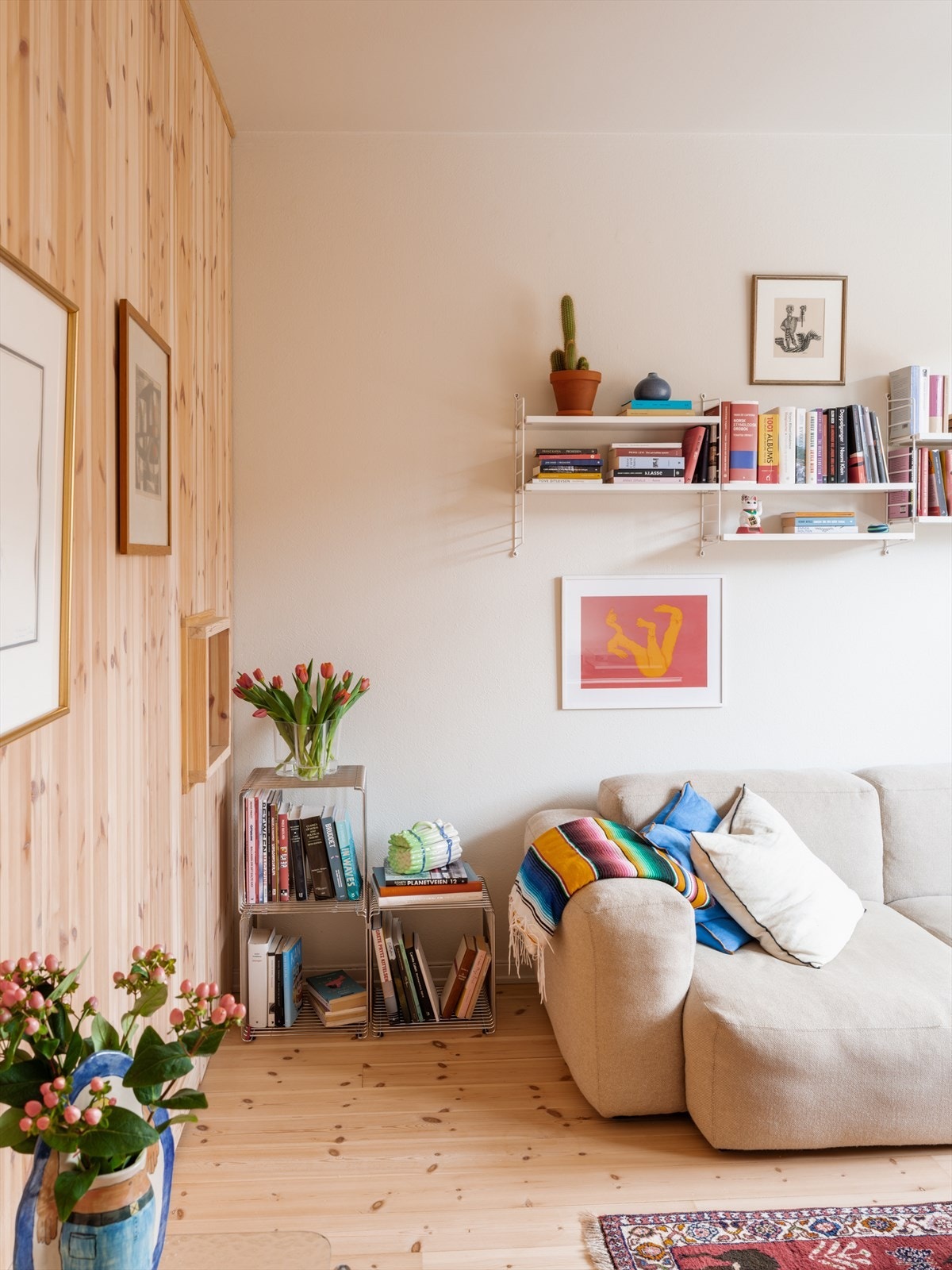 Originale furugulv som ble slipt i 2024, med alkove bygget i av tilsvarende treverk. Galleribilde