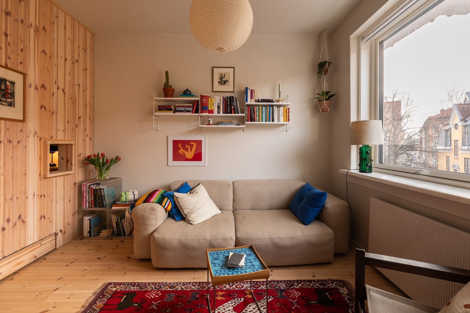 Hyggelig stue med god plass til sofagruppe, TV-seksjon og annet tilhørende møblement. Galleribilde