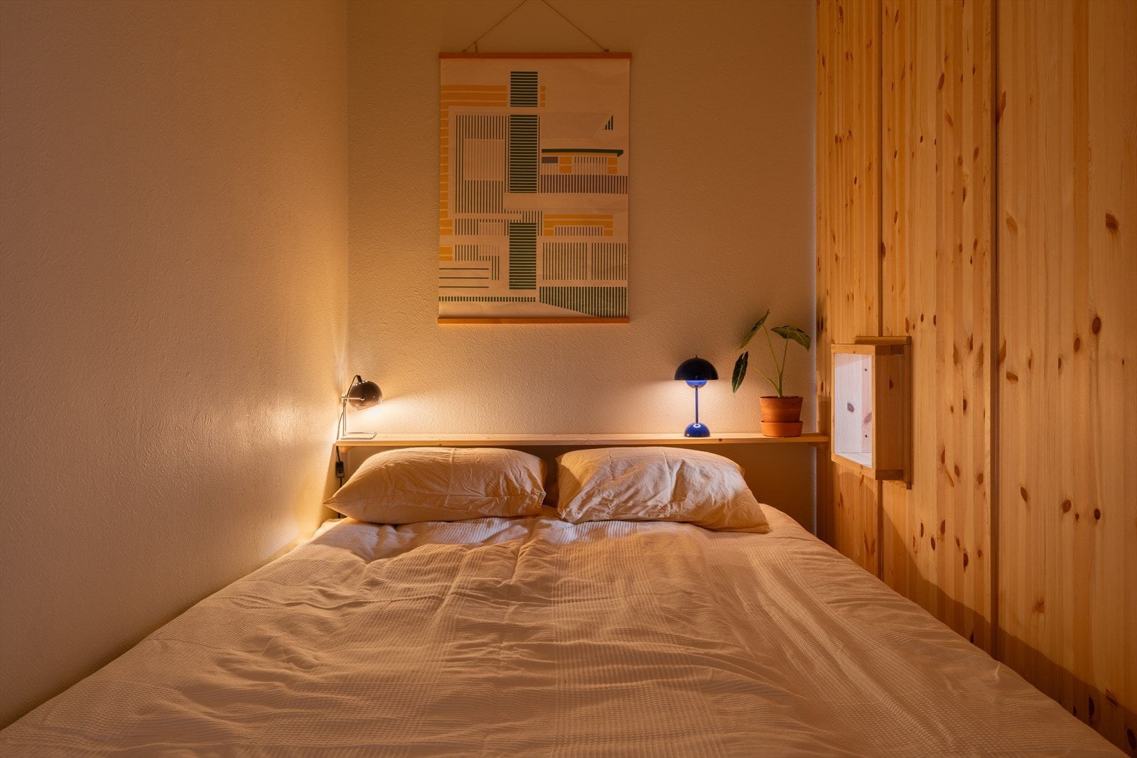 God plass til dobbeltseng, samt hylle og nisje som fungerer som nattbord. Galleribilde