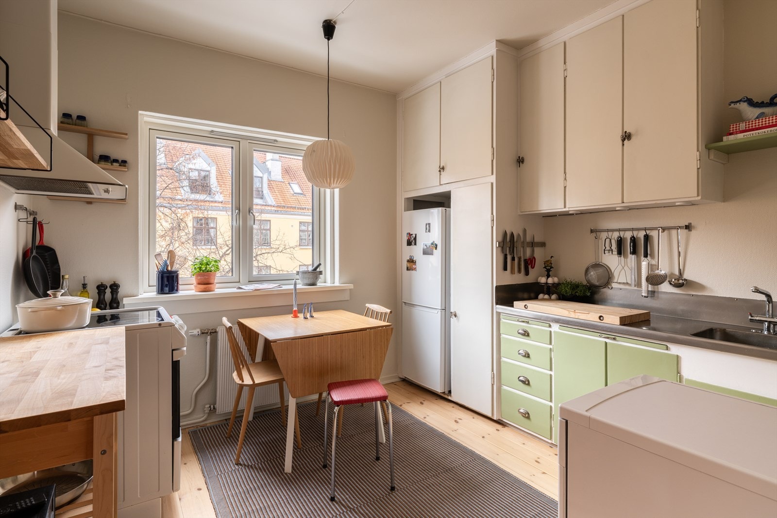 Separat kjøkken med original innredning, godt bevart med sin opprinnelige karakter. Galleribilde