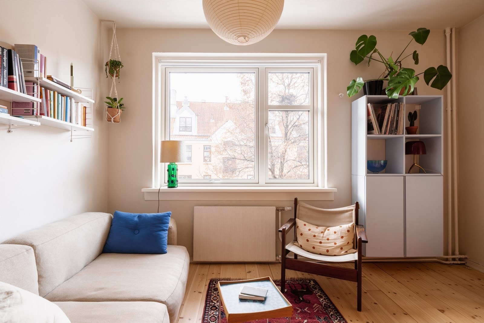 Leiligheten har fin takhøyde og store vindusflater som gir gode innvendige lysforhold. Galleribilde